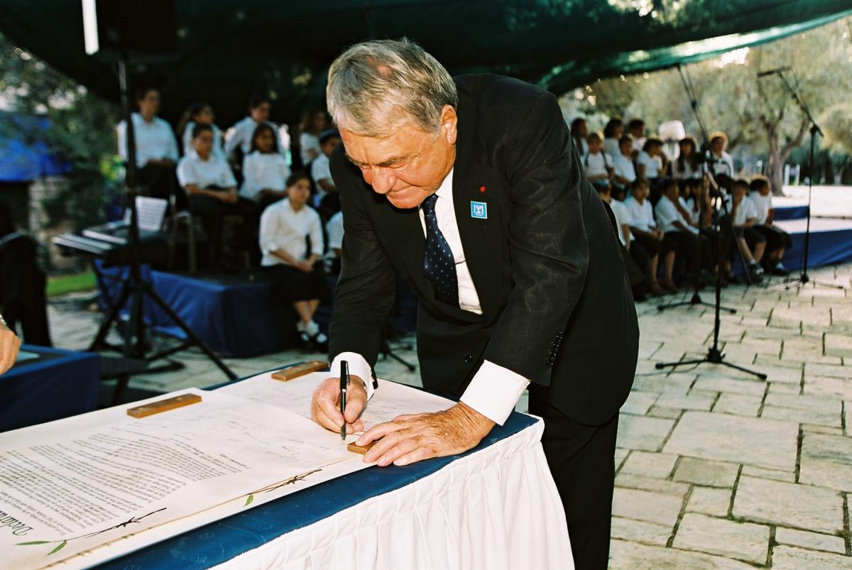 Claude Lanzmann signant la "Charte de la Mémoire de Yad Vashem" lors du Jubilé de l'Institut en 2003, à la résidence du Président de l'Etat d'Israël à Jérusalem.